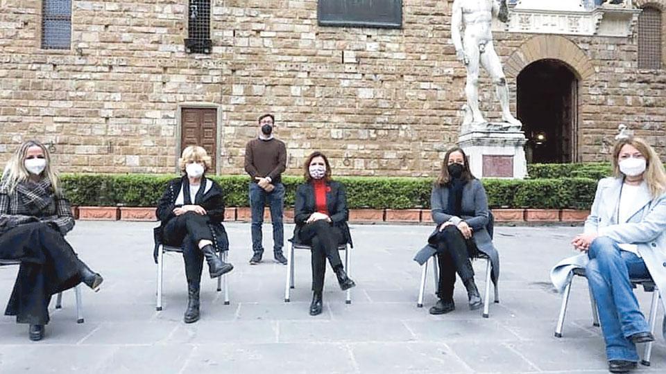 l flashmob davanti a Palazzo Vecchio, a Firenze, in solidarietà a Ursula von der Leyen: le assessore Benedetta Albanese, Cecilia Del Re, Sara Funaro e Titta Meucci sulla sedie, dietro il sindaco Nardella