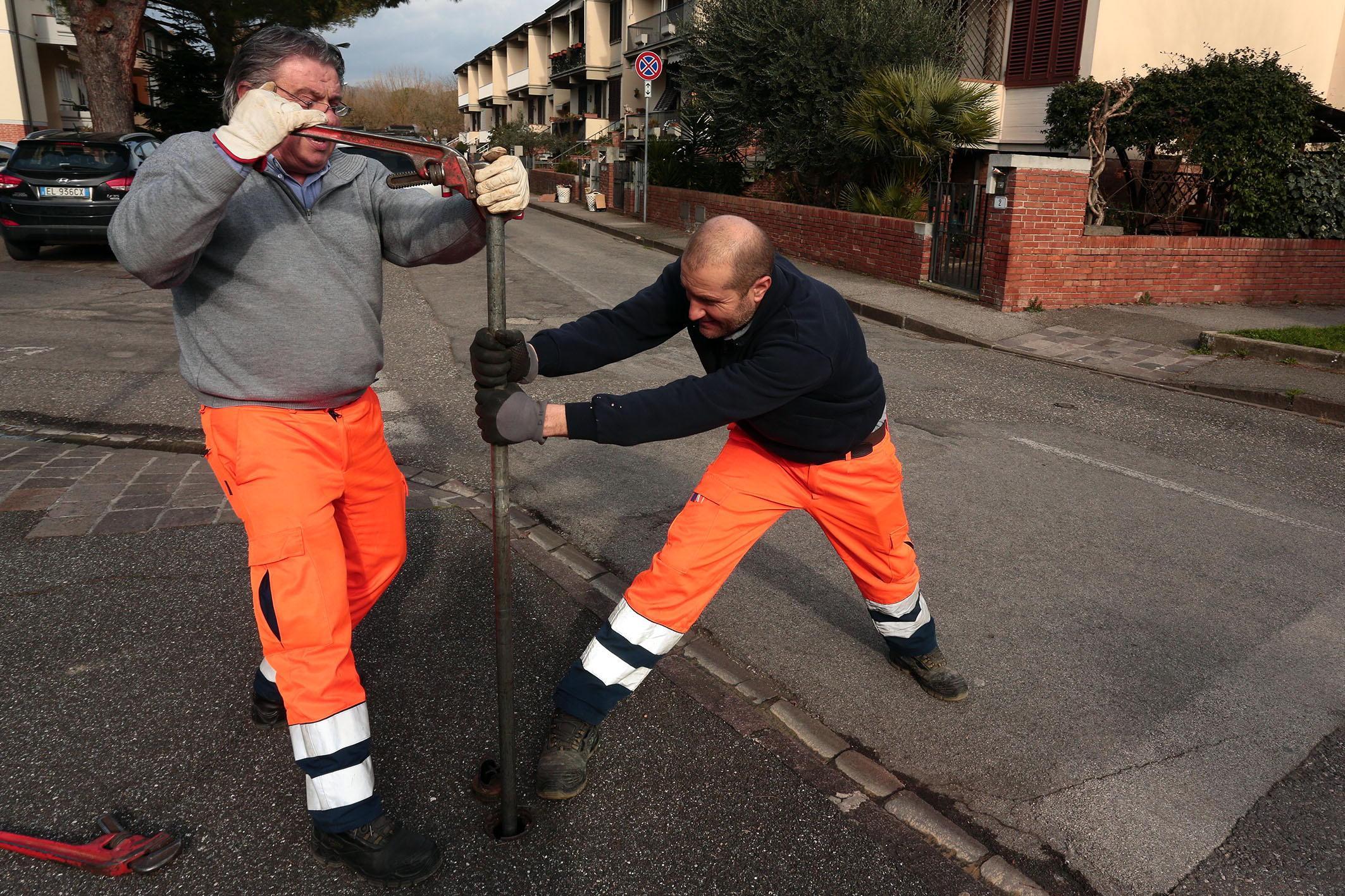 Alcuni operai al lavoro sulla condotta idrica (foto d'archivio)