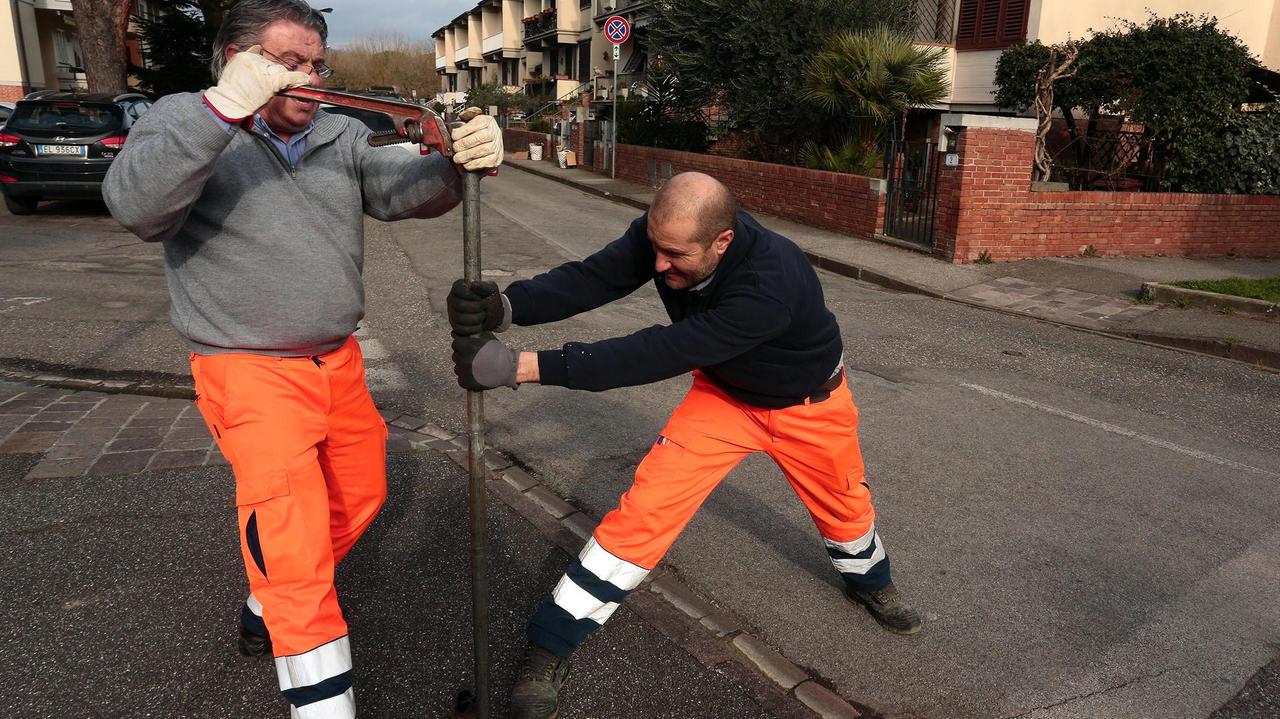 Alcuni operai al lavoro sulla condotta idrica (foto d'archivio)