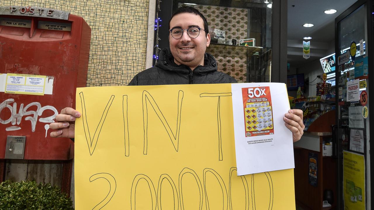Giovanni Cutini mostra la copia della scheda vincente (foto Agenzia Bf)