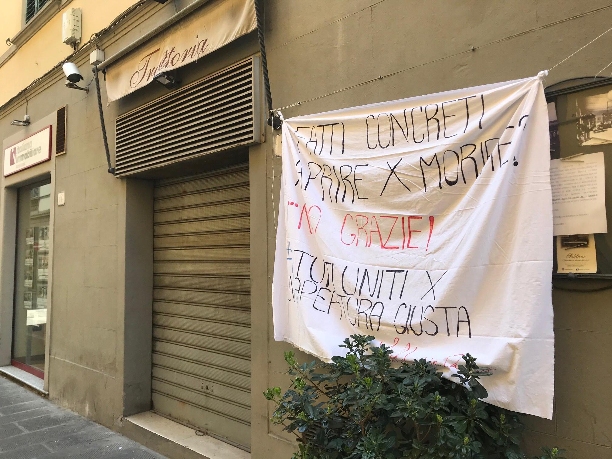 Lo striscione di protesta di un ristoratore nella prima fase dell'epidemia