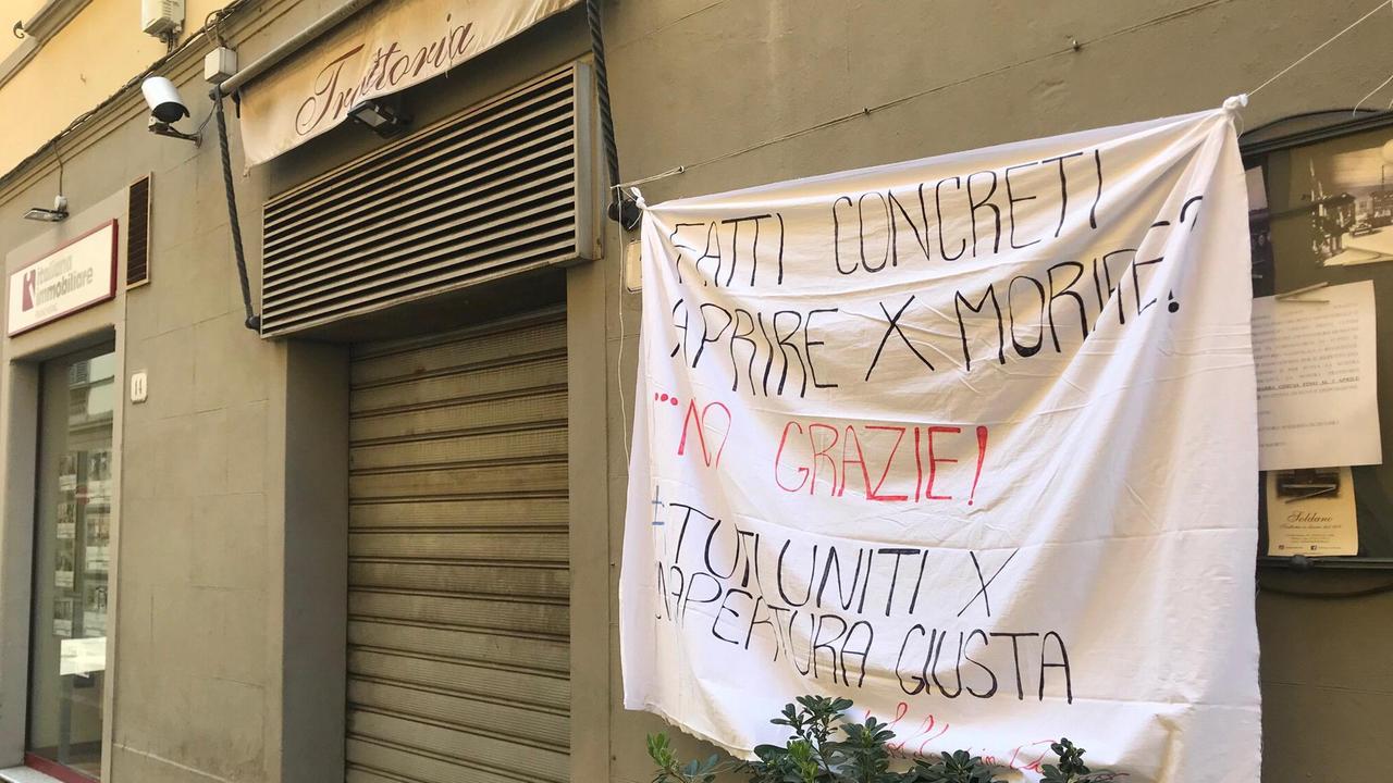 Lo striscione di protesta di un ristoratore nella prima fase dell'epidemia