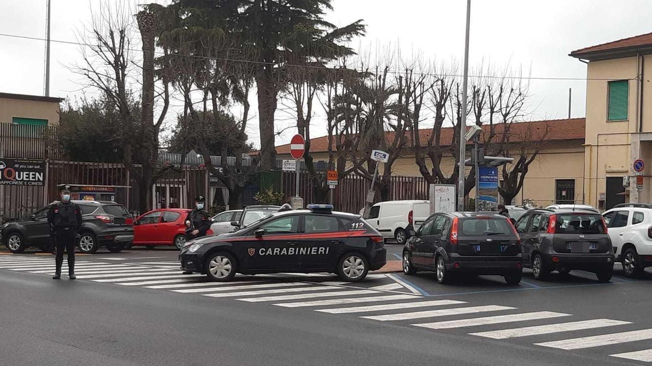 Un posto di blocco dei carabinieri davanti alla stazione di Cecina
