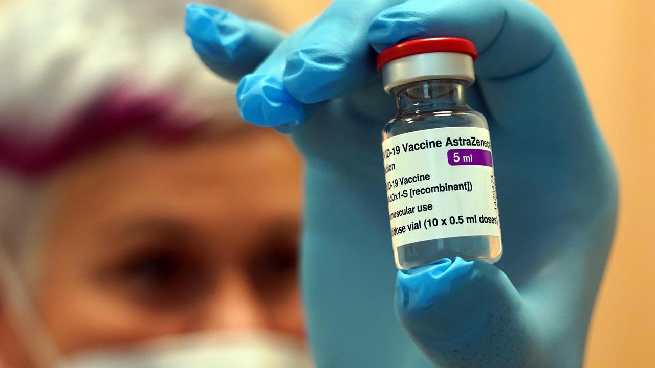La storia di due fratelli: il sano vaccinato, il malato in attesa. Il padre: "È una vergogna"