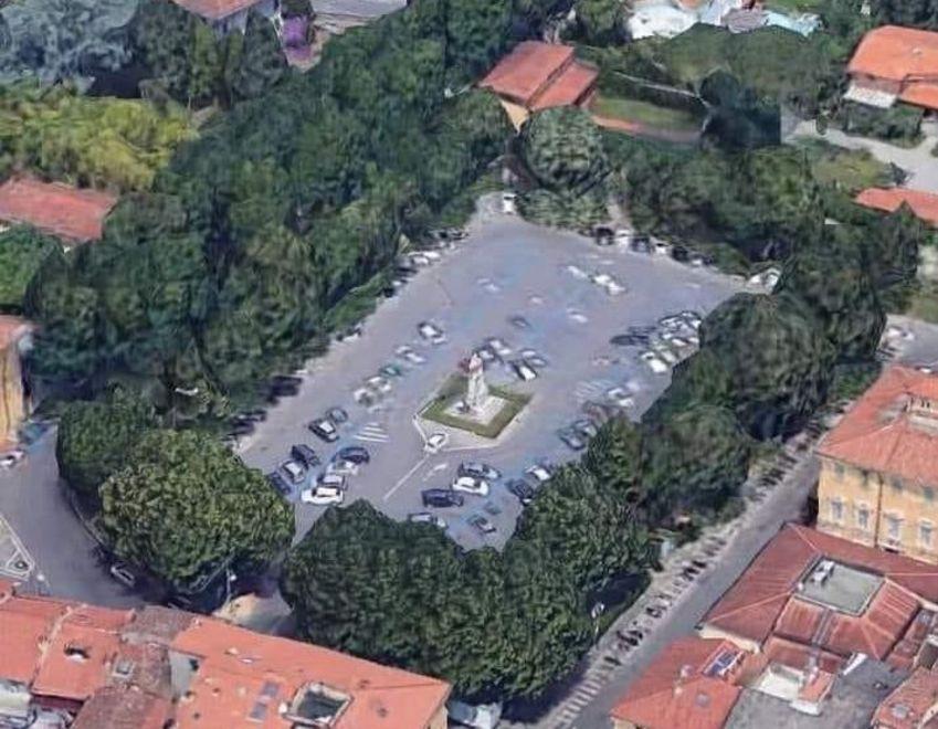 Una cintura umana a difesa dei tigli di piazza Statuto 