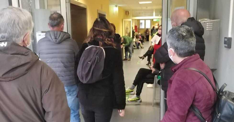 Decine di anziani e fragilissimi in coda per la vaccinazione 