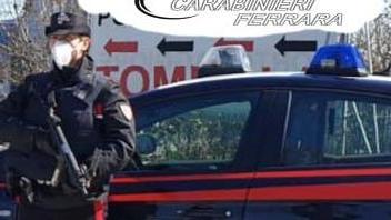 La droga gettata dal finestrino finisce sull’auto dei carabinieri