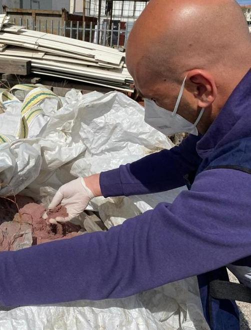 Rifiuti non autorizzati dentro il piazzale di una ditta nautica