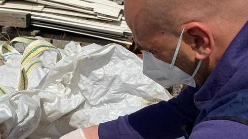 Rifiuti non autorizzati dentro il piazzale di una ditta nautica