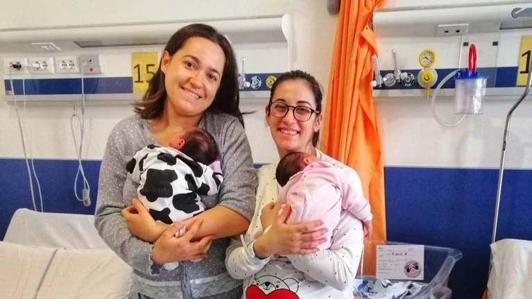 Due gemelli diventano genitori lo stesso giorno