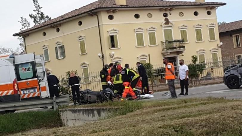 Scontro all’incrocio fra scooter e auto Un 62enne è grave