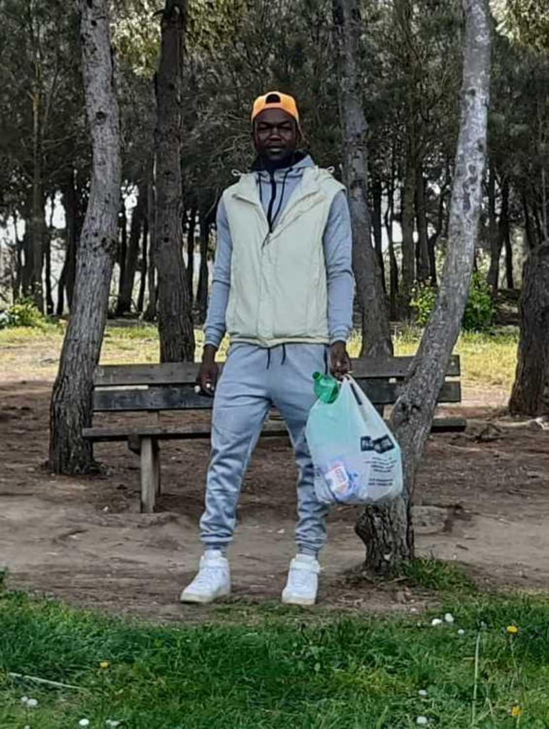 Kone, l’ivoriano che pulisce il parco 