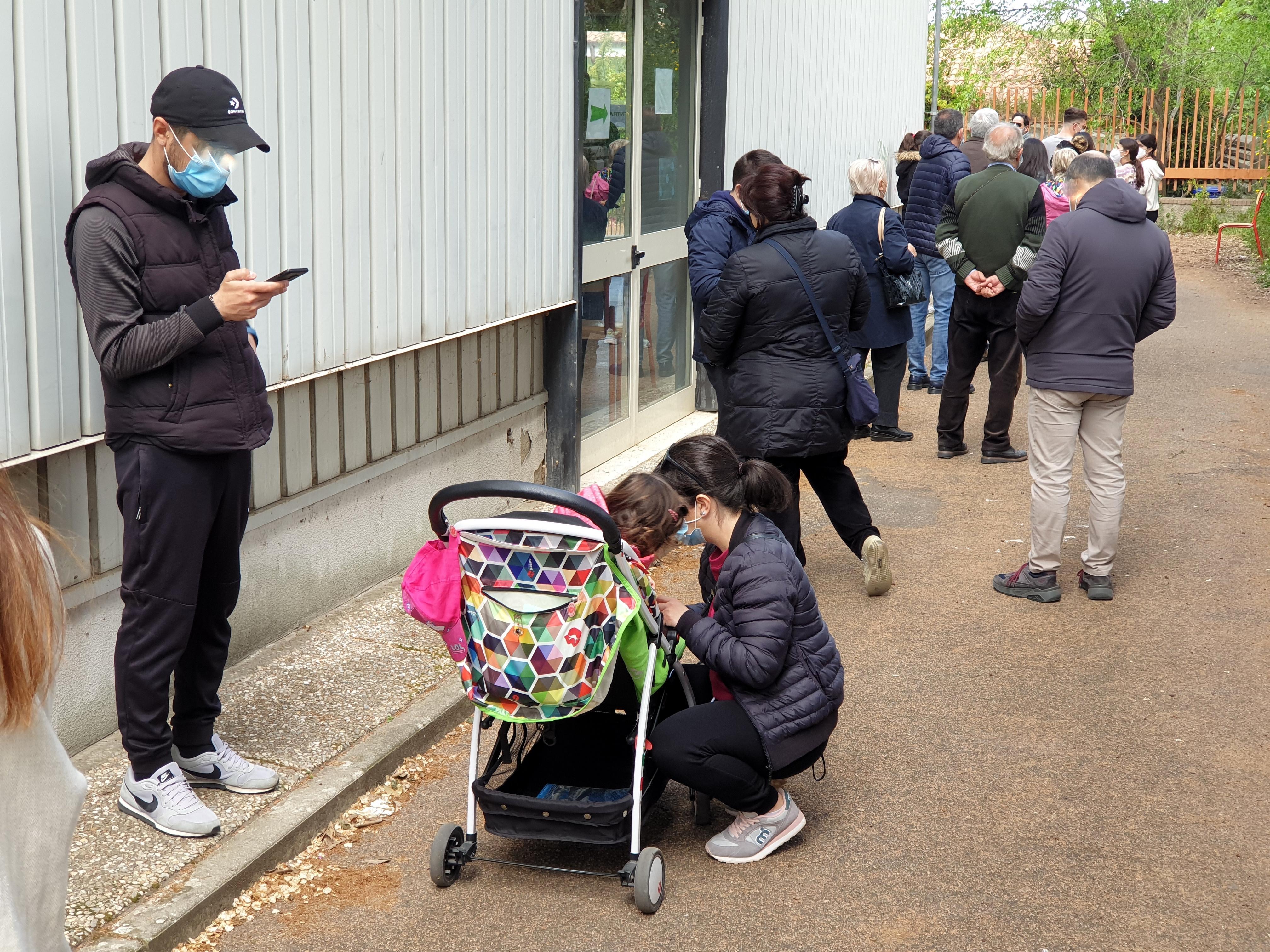 Fila per il tampone a Sassari