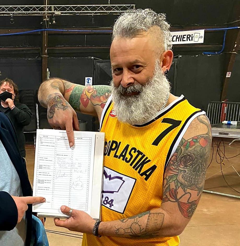 Modena. All’asta il quaderno rubato al concerto e restituito ai Modena City Ramblers 