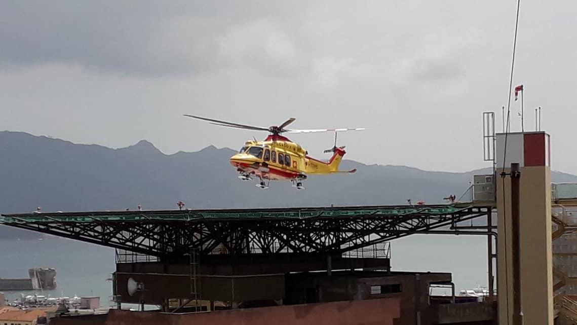 Si sente male e finisce con l'auto contro un muretto, 80enne trasferito a Siena