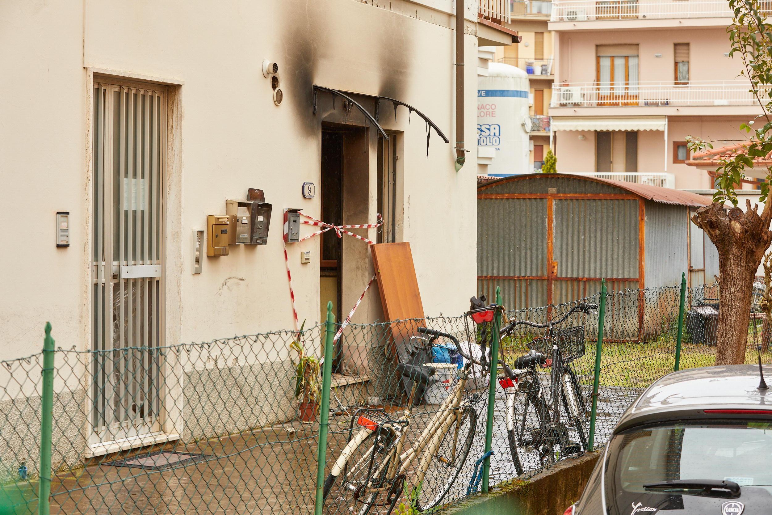 L'abitazione dove è scoppiato l'incendio (foto Carlo Sestini)