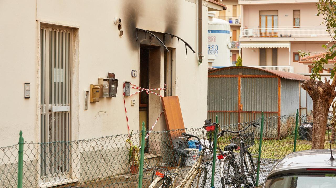 L'abitazione dove è scoppiato l'incendio (foto Carlo Sestini)