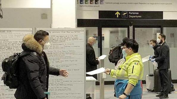 Pisa-Londra, altri due respinti per il certificato sui tamponi