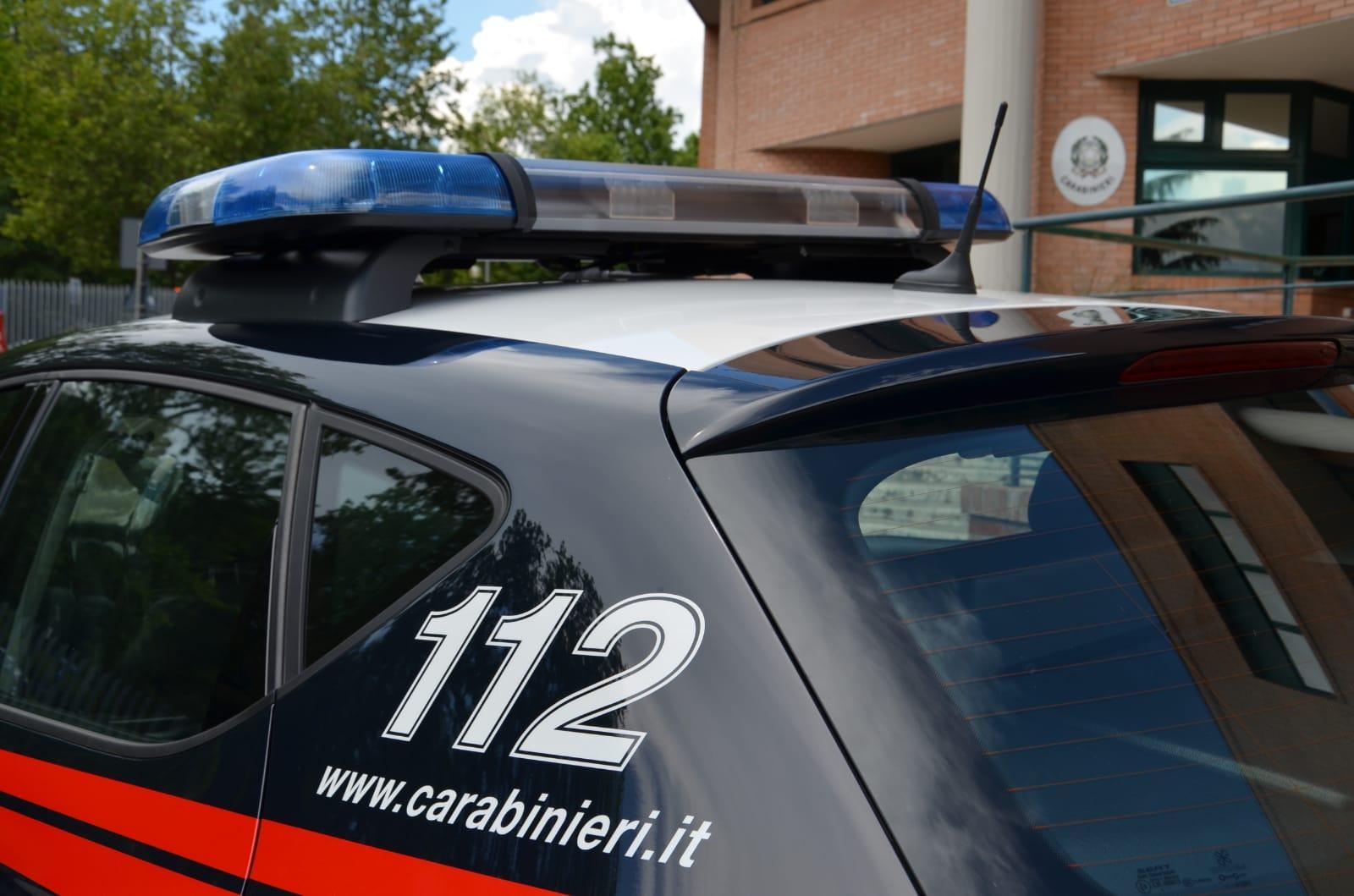 Con la balestra lancia frecce e spacca la vetrata della vicina: denunciato a Sestu