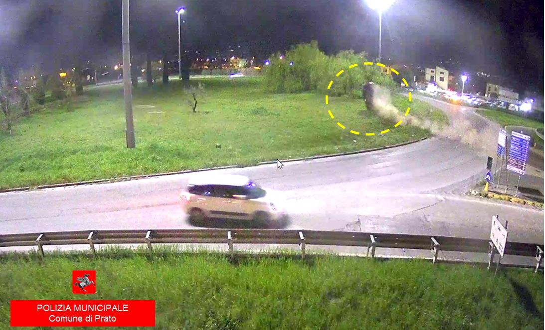 L'auto si ribalta sulla rotonda durante la fuga dalla Municipale