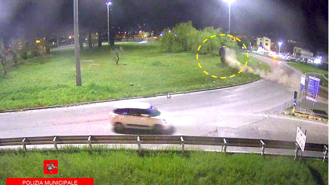 L'auto si ribalta sulla rotonda durante la fuga dalla Municipale