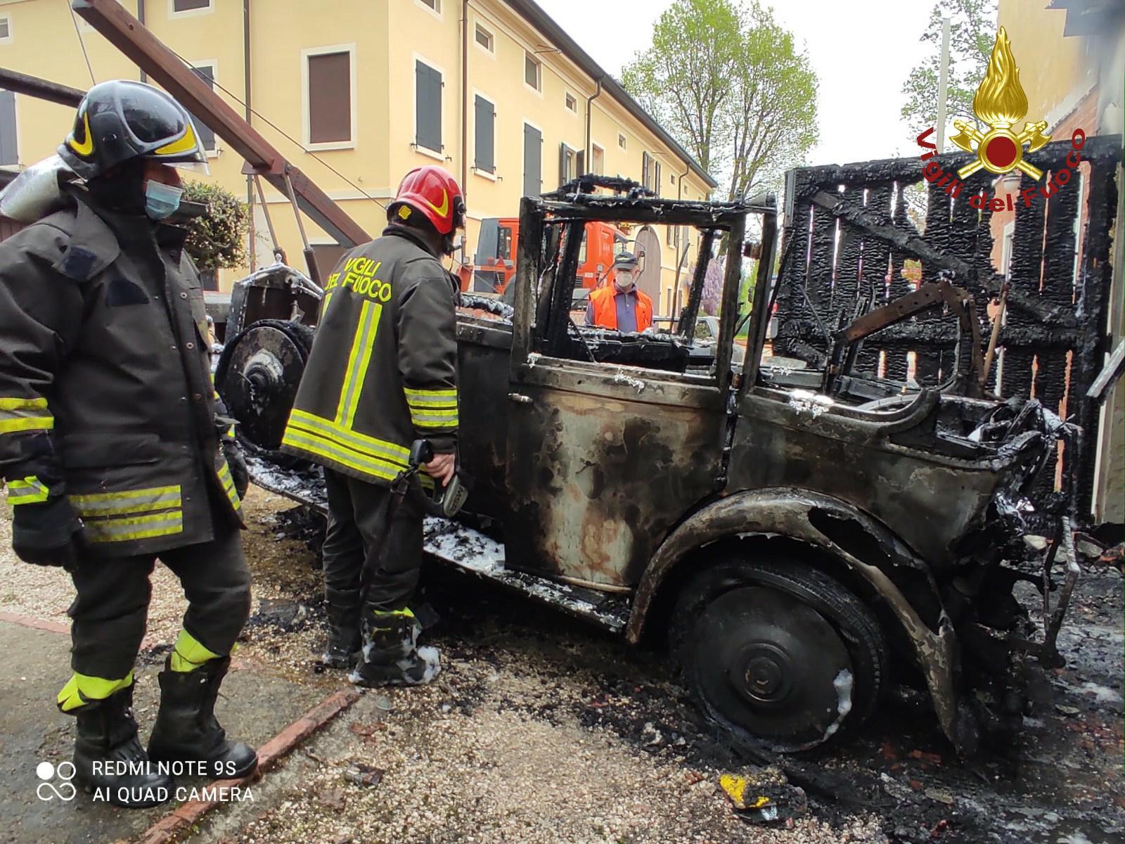 Carpi, rogo a Migliarina: incendiate e distrutte alcune auto d'epoca