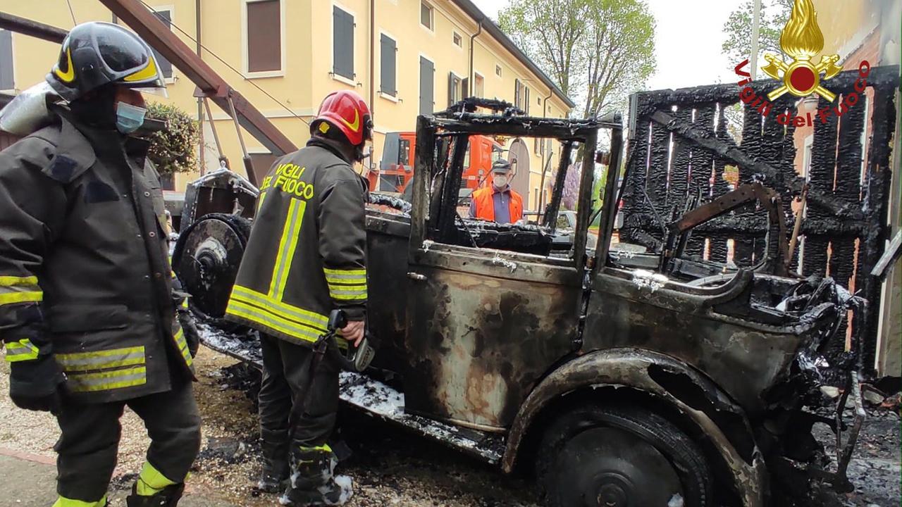 Carpi, rogo a Migliarina: incendiate e distrutte alcune auto d'epoca