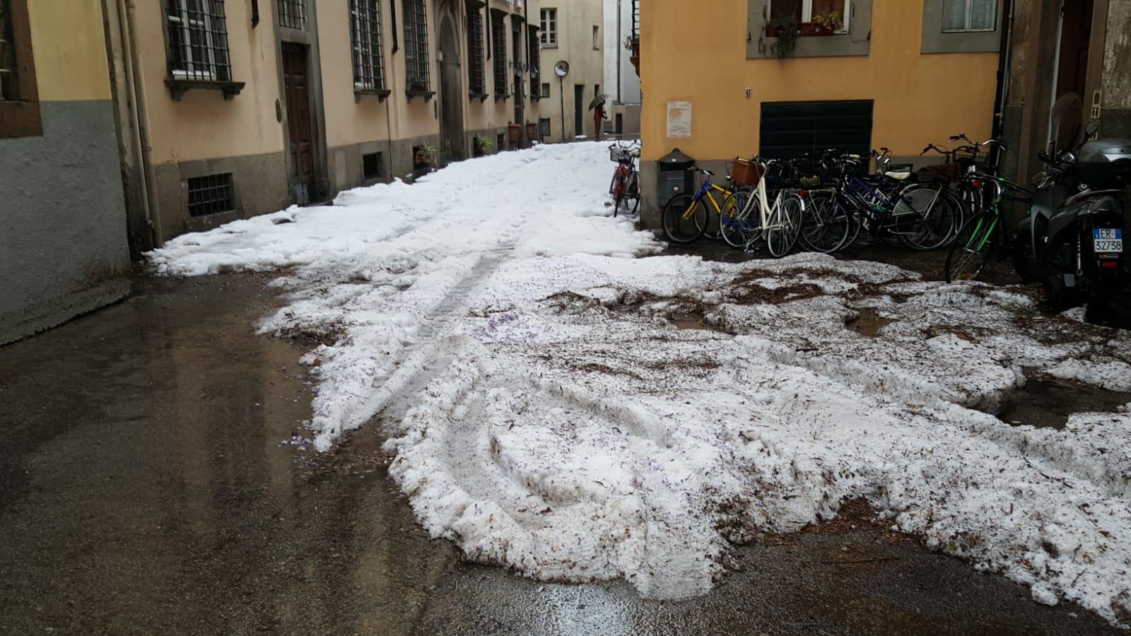 La grandinata in via del Molinetto (foto Matteo Bini)