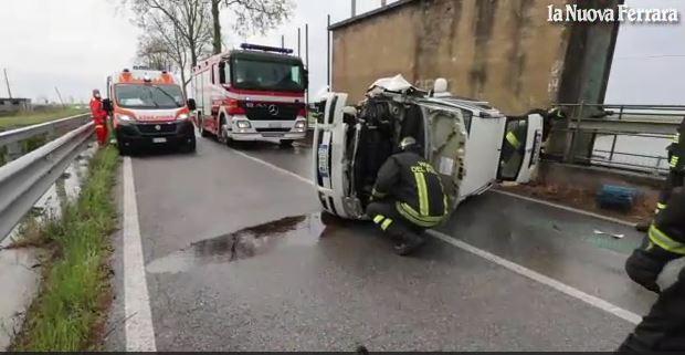Dogato, perde il controllo dell'auto e si ribalta: ferita una donna