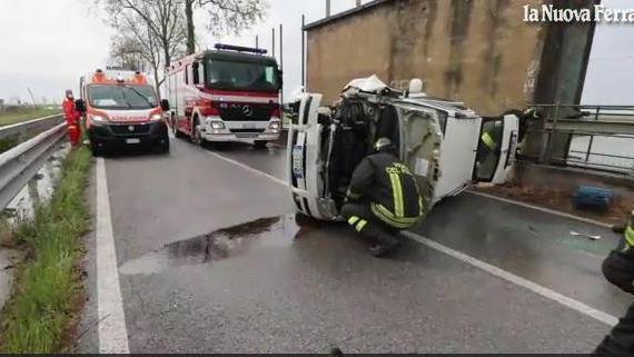 Dogato, perde il controllo dell'auto e si ribalta: ferita una donna