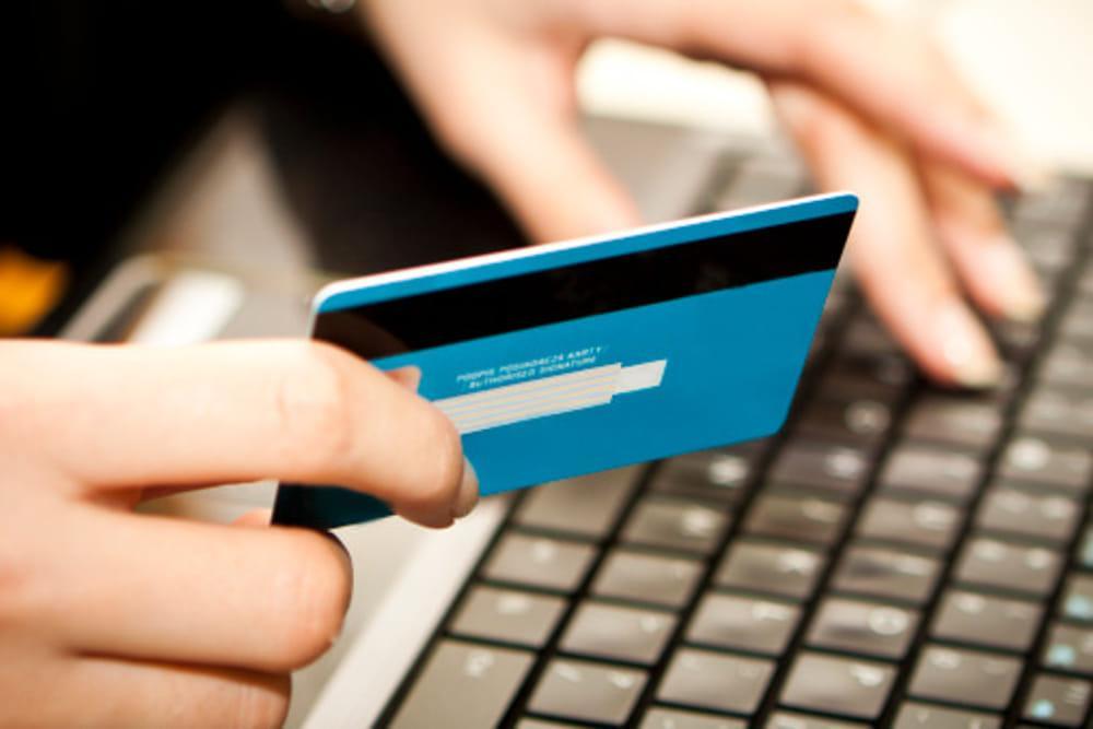 Ostellato, usa carta di credito altrui per acquisti online: denunciato