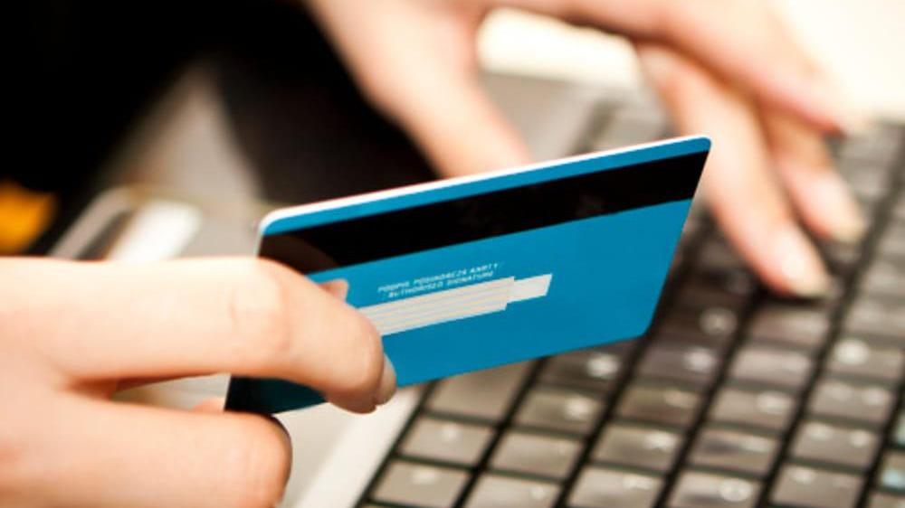 Ostellato, usa carta di credito altrui per acquisti online: denunciato