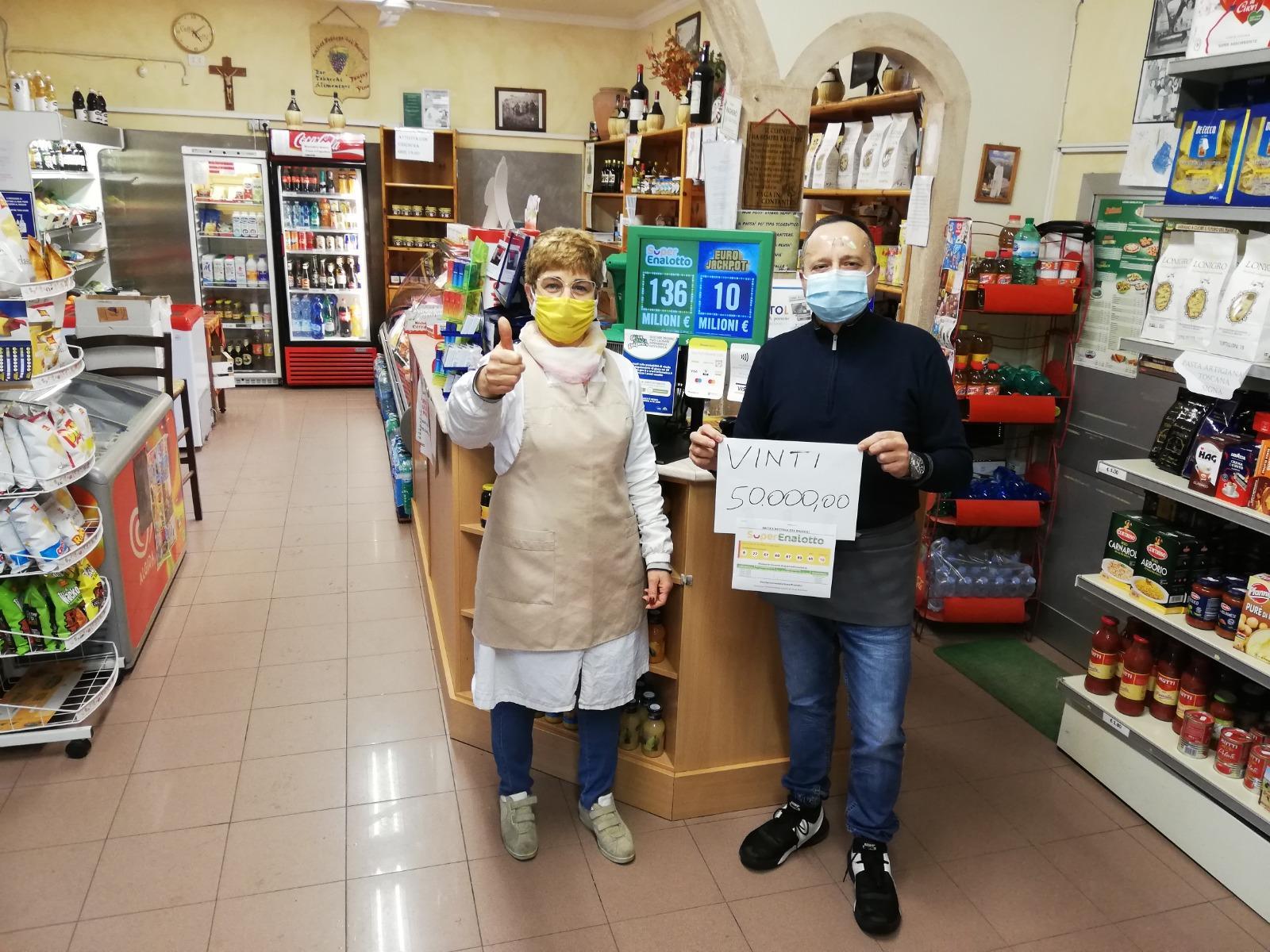 Raffaele Sannino e Maria Barra mostrano la vincita nel bar alimentari della Serra