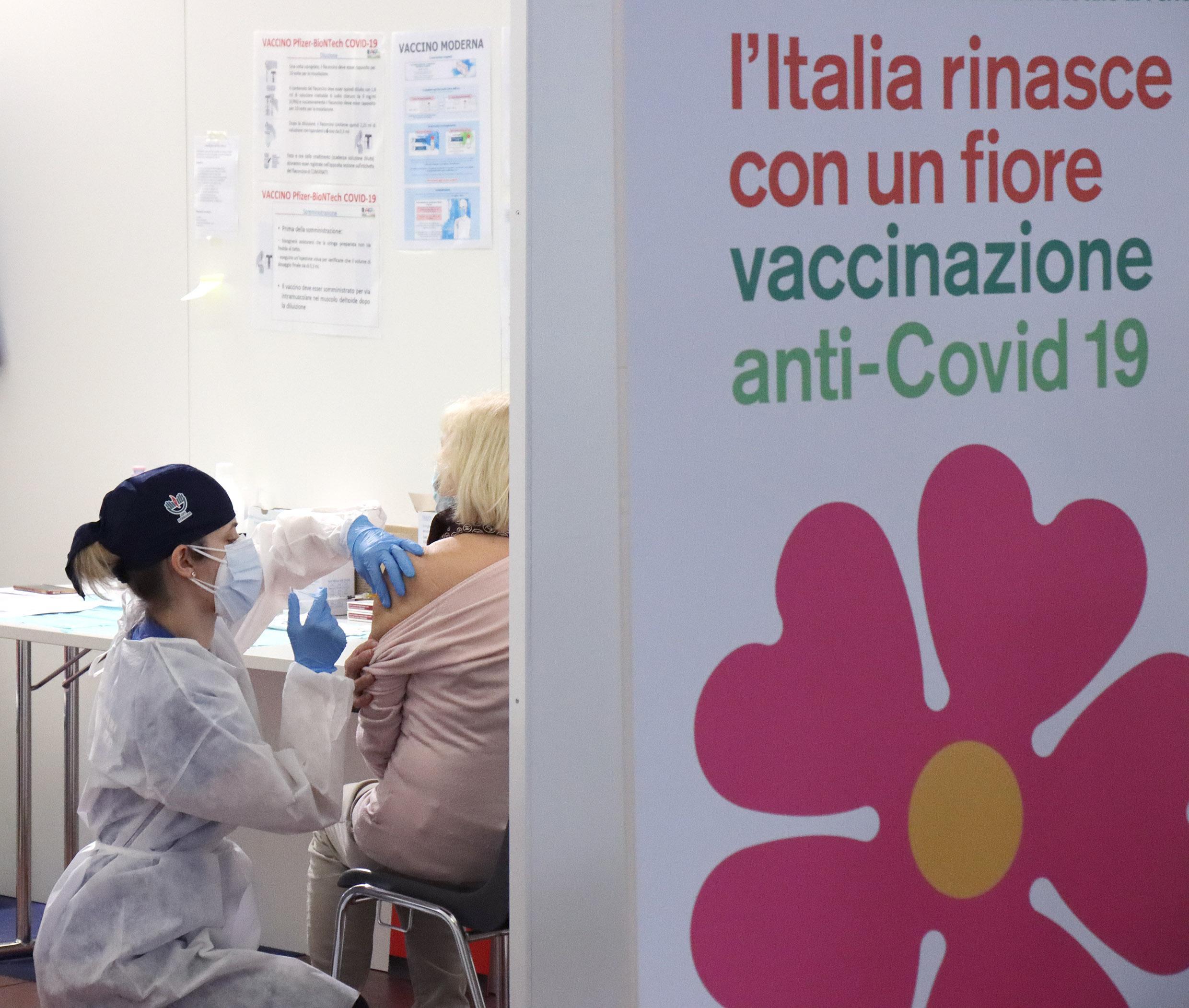 Vaccini, 11mila reggiani prenotano la dose per la fascia 70-74 anni