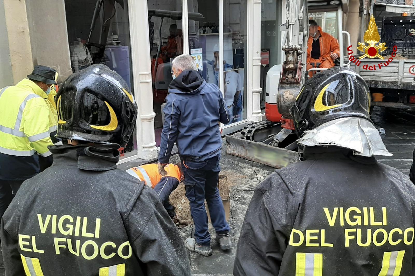 Fuga di gas in centro storico, evacuati negozi e abitazioni
