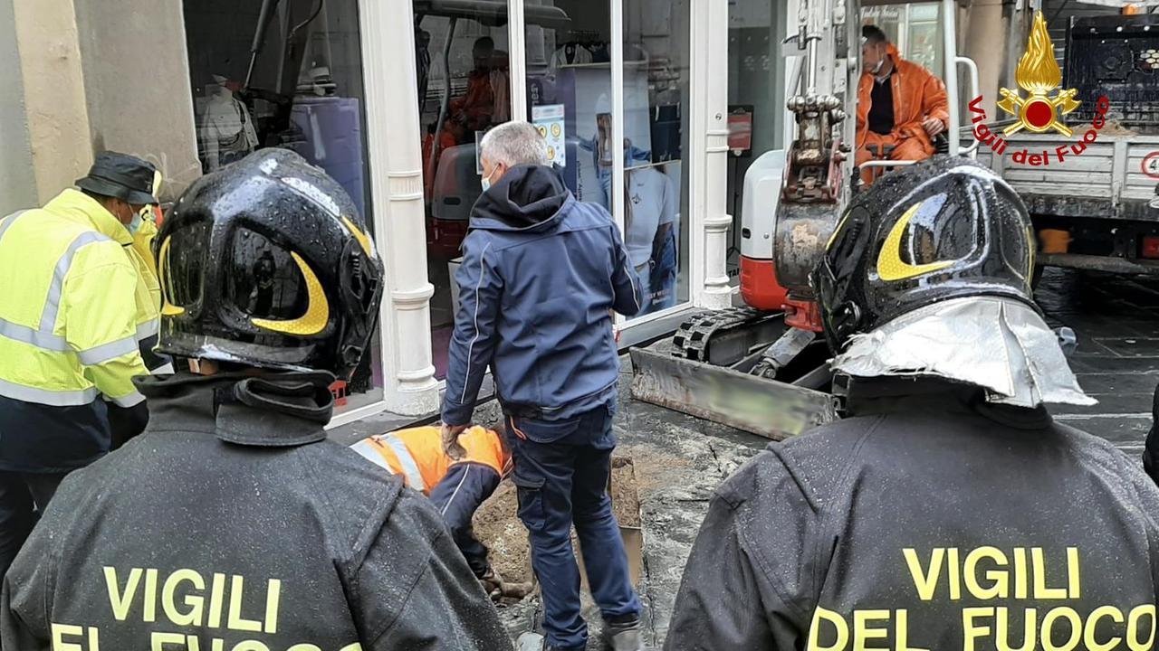 Fuga di gas in centro storico, evacuati negozi e abitazioni