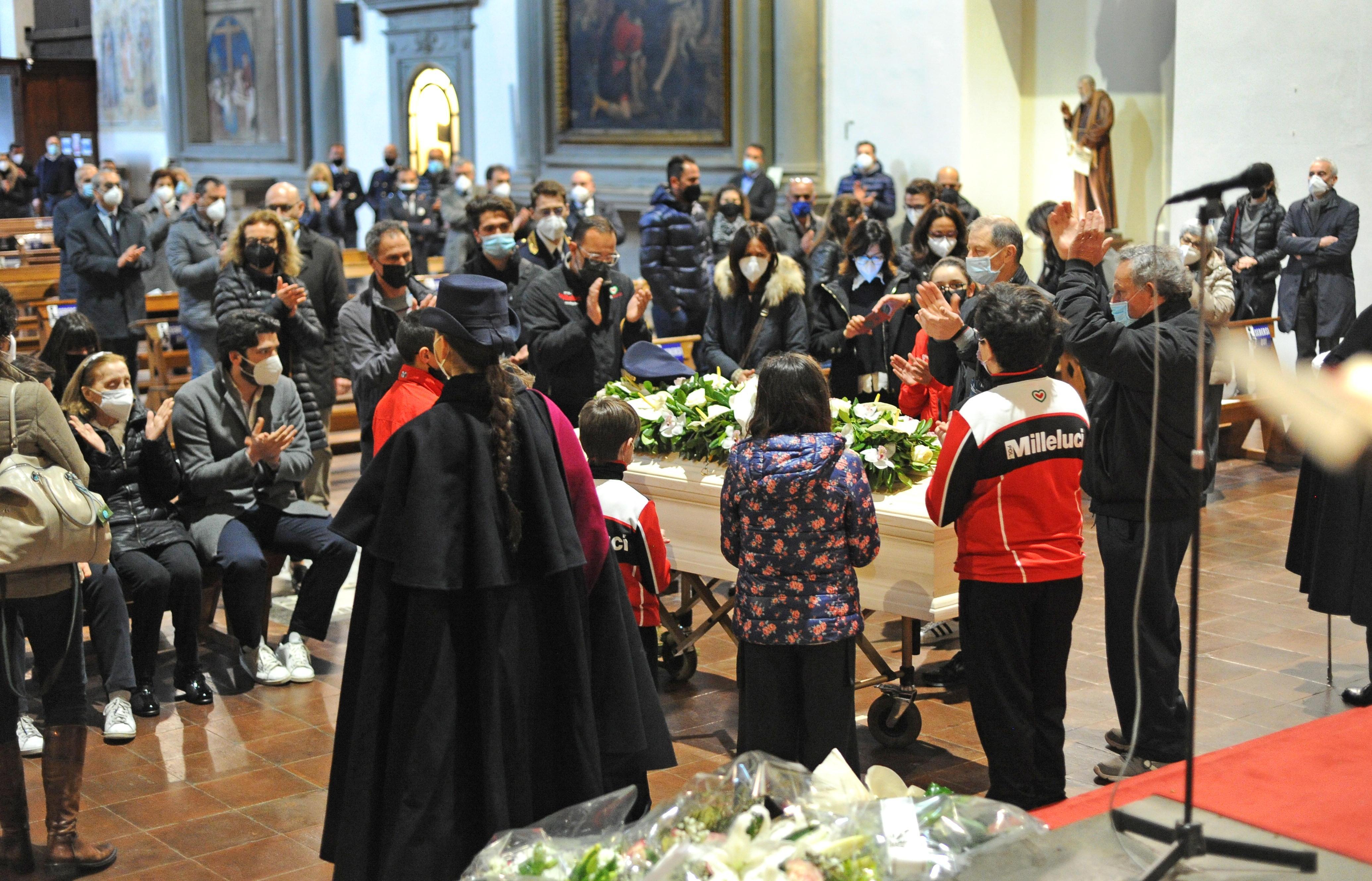 I funerali di Alessandro Biondi nella chiesa di San Francesco a Pistoia (foto Gori)