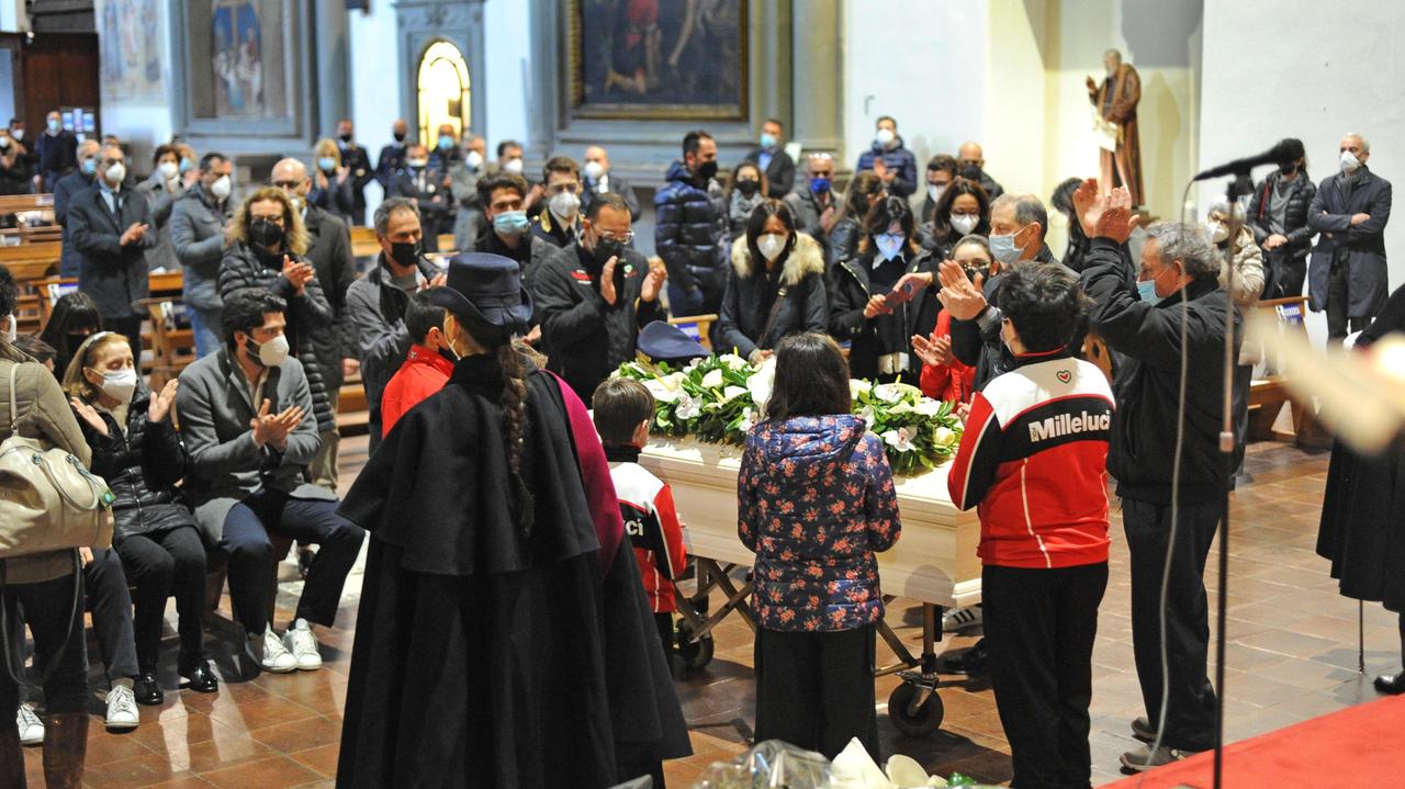 I funerali di Alessandro Biondi nella chiesa di San Francesco a Pistoia (foto Gori)