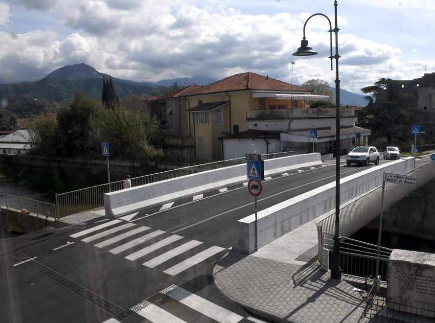 Il ponte? «Ultimo schiaffo ad Avenza». La Pro loco lo scrive addirittura in versi 