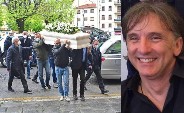 I colleghi portano in chiesa il feretro di Alessandro Biondi (Foto Lorenzo Gori)