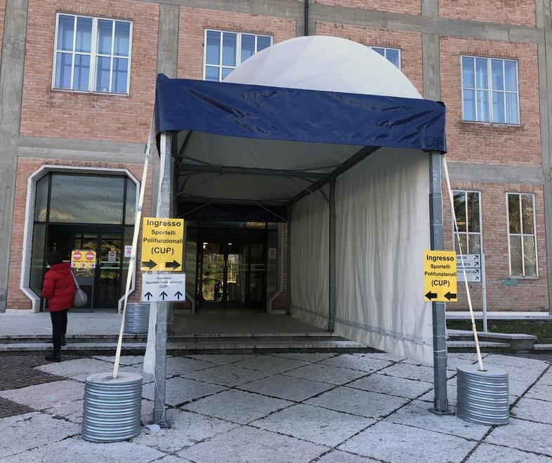 Vaccinate, ma si ammalano di Covid. Tre infermiere gravi, una in ospedale 