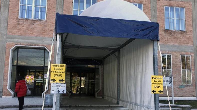 Vaccinate, ma si ammalano di Covid. Tre infermiere gravi, una in ospedale