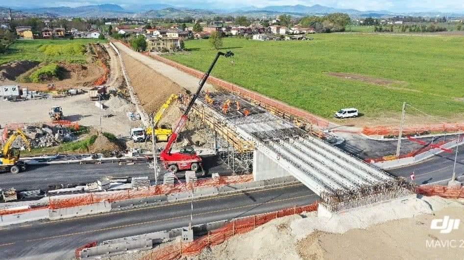 l sovrappasso ferroviario su via Franchetti a Bibbiano dopo la posta delle travi che formano il ponte