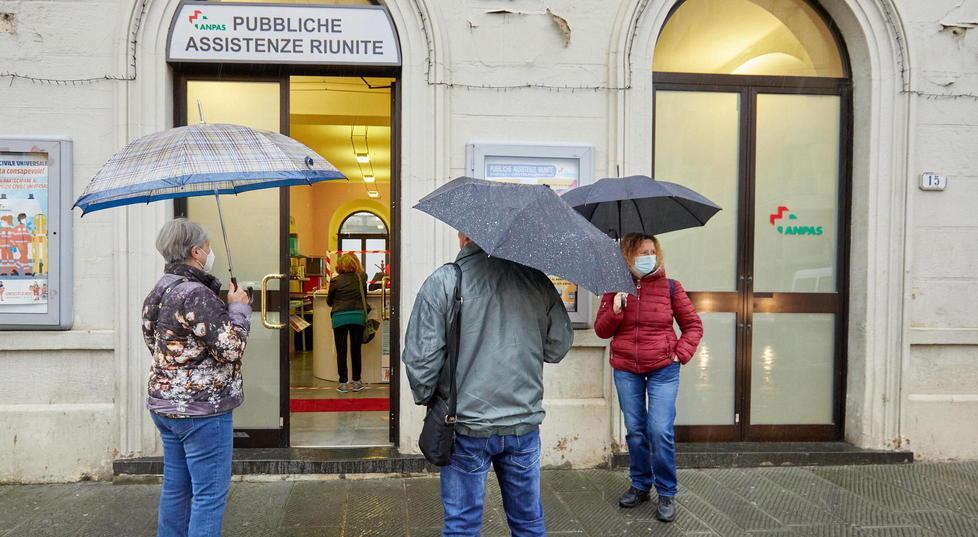 «Sono vicina a te»: a dodici anni porta un biglietto e un dono a Malika 