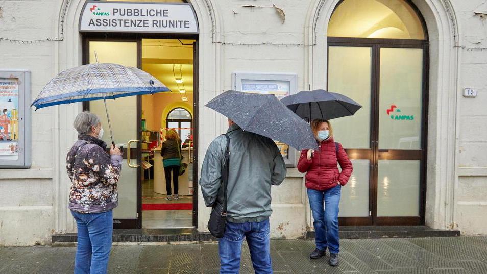 «Sono vicina a te»: a dodici anni porta un biglietto e un dono a Malika