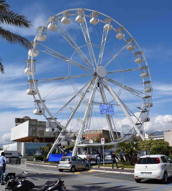 La ruota panoramica torna in piazza Castracani a Lido 