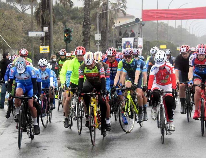 La carica dei 200 ciclisti Tra sport e turismo Massa prova a ripartire 