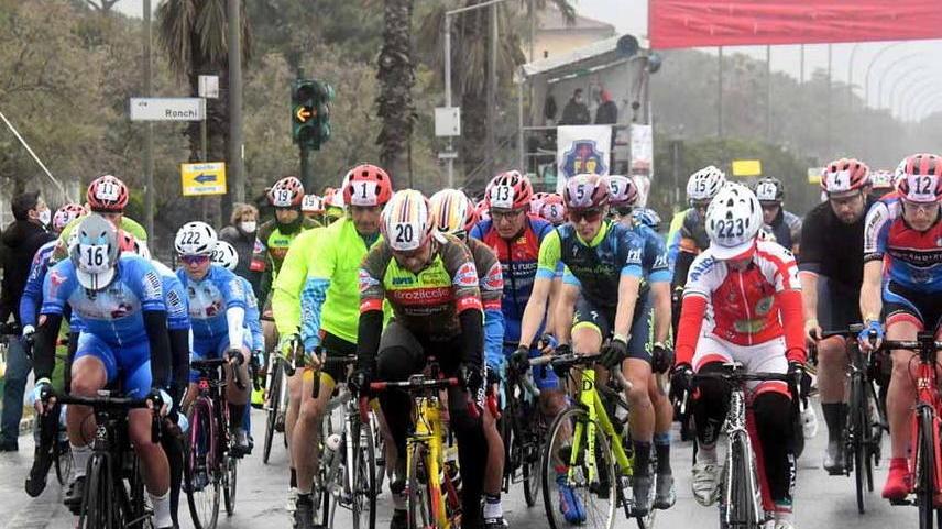 La carica dei 200 ciclisti Tra sport e turismo Massa prova a ripartire