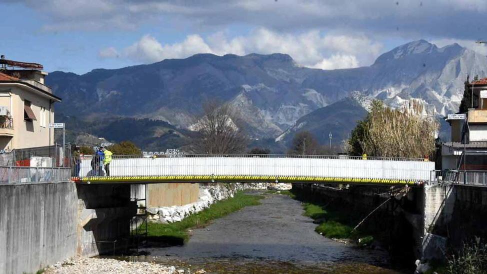 Il nuovo ponte divide Avenza «Brutto e troppo in pendenza»