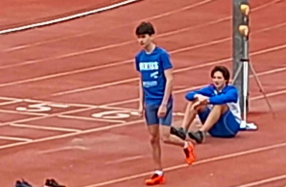 In finale a Livorno il ragazzo che salta sulla spiaggia